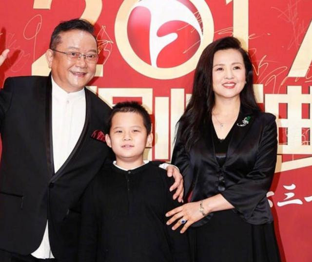 Sau hai cuộc hôn nhân đổ vỡ, "Hòa Thân" Vương Cương kết hôn lần 3 với diễn viên Trịnh Diễm Đông, kém ông 20 tuổi. Tháng 8/2008, cặp vợ chồng hạnh phúc chào đón trai đặt đầu. Đặc biệt hơn, ở tuổi 60, Vương Cương làm cha, cũng đồng thời lên chức ông