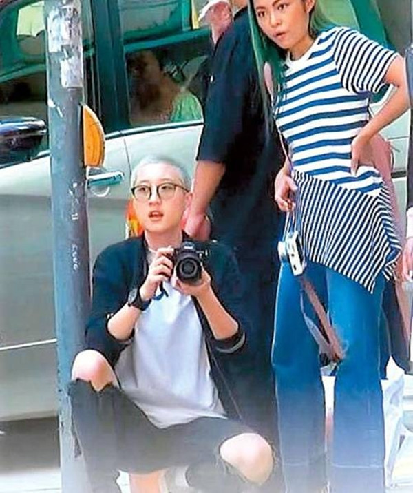 Con gái Thành Long đã tìm được việc làm để chi trả cuộc sống cũng như lo cho người yêu.