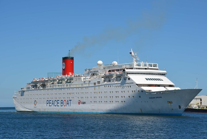 Peace Boat (tàu Hòa Bình) bao gồm 11 tầng, với sức chứa hơn 1.000 du khách.