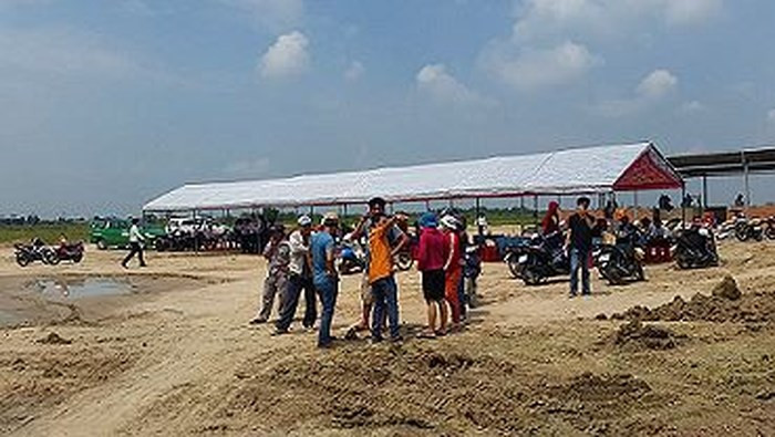 Sau đó, dự án này đang xảy ra tranh chấp giữa Donacoop và công ty Cường Hưng. Trong đơn gửi các cơ quan chức năng, ông Bùi Thanh Trúc, Chủ tịch Donacoop cho rằng phía Cường Hưng không thực hiện đúng cam kết, cũng như không trả tiền, ép Donacoop nhận đất trừ nợ với giá cao. Ảnh: Tiền Phong.