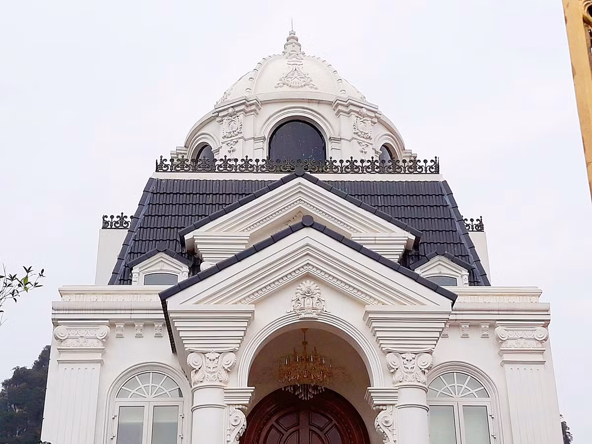 Ngôi biệt thự trắng được thiết kế theo phong cách cổ điển Pháp.