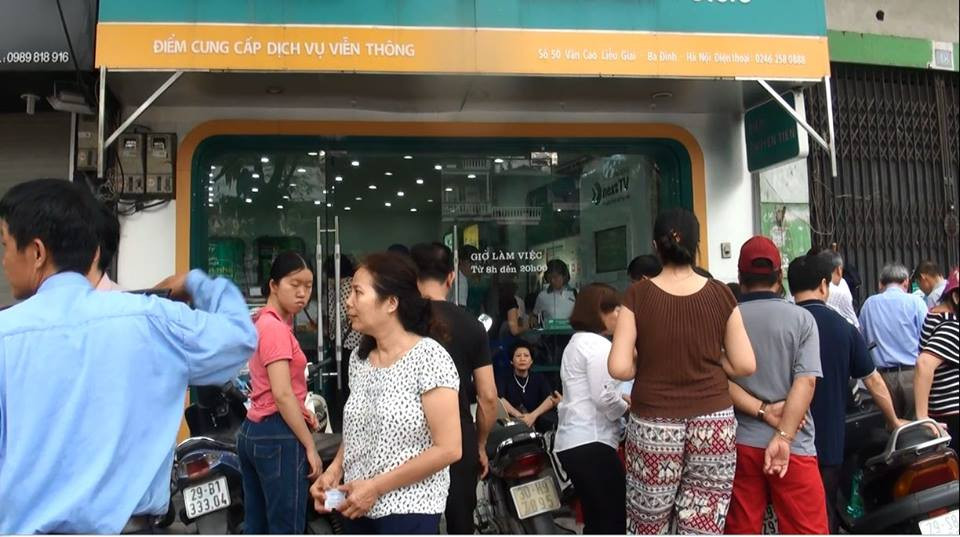 Nhiều người phải đi từ sáng sớm để được bổ sung thông tin cá nhân và ảnh chân dung.