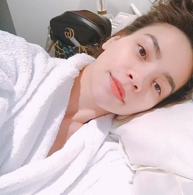 Nữ ca sĩ tự tin khoe mặt mộc với làn da khỏe mạnh.