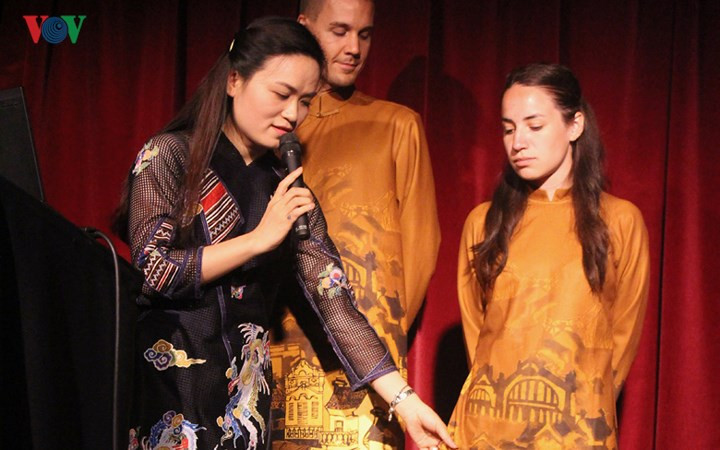 Đáng chú ý, trên hành trình đi vòng quanh thế giới, du thuyền Peace Boat có 1 diễn giả là người Việt Nam. Diễn giả Khánh Chi - Thư ký của Quỹ Hòa bình Phát triển Việt Nam - giới thiệu với du khách trên Peace Boat về đất nước con người Việt Nam.