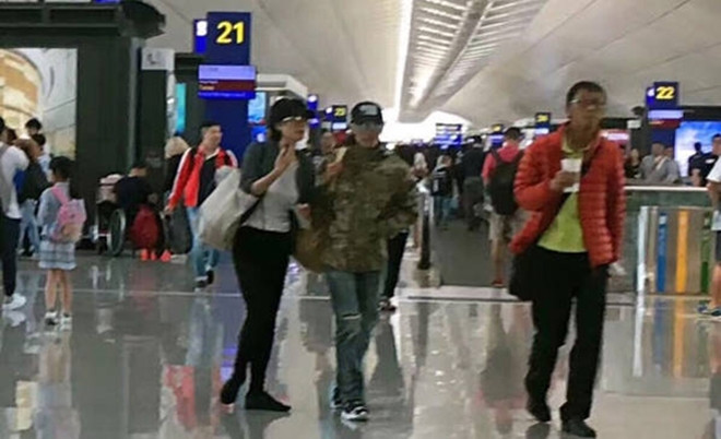 thì Tạ Đình Phong lại quên béng vì mải đi du lịch cùng bạn gái.