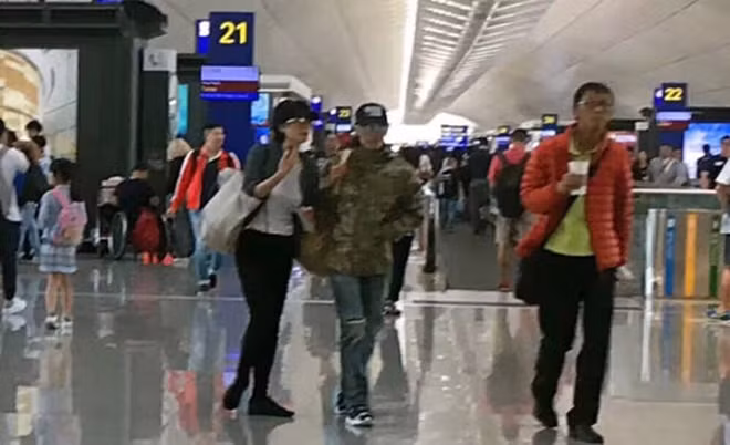 thì Tạ Đình Phong lại quên béng vì mải đi du lịch cùng bạn gái.