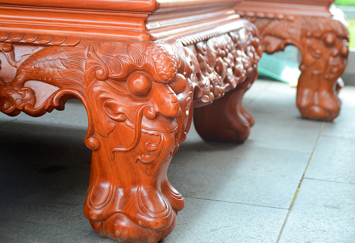 Chân ghế được thiết kế to bản, vững chãi.