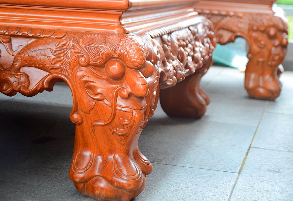 Chân ghế được thiết kế to bản, vững chãi.