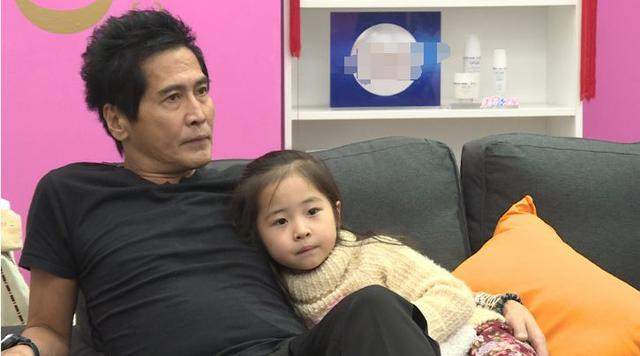 Năm 2005 , Tề Tần quen với cô gái Tôn Lệ Nhã kém mình 24 tuổi. Sau 5 năm mặn nồng cả hai quyết định tiến tới hôn nhân và có một cô con gái nhỏ vào năm 2012. Hai năm sau đó, vợ Tề Tần tiếp tục hạ sinh một bé trai khi ông xã đã ngoài 50 tuổi