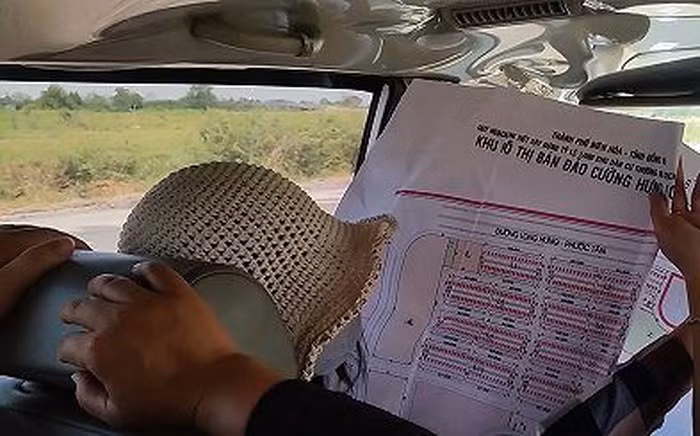 Trong khi dự án này đang có tranh chấp với Donacoop thì ngày 26/4/2017, ông Đỗ Tịnh đã ủy quyền cho công ty CP Xây dựng, dịch vụ địa ốc Đất Nguồn lấy đất dự án phân ra 432 nền bán cho khách hàng. Về việc này, theo Donacoop là sai với các quy định của pháp luật khi đã “bán” hai lần đất dự án trên. Ảnh: Tiền Phong.