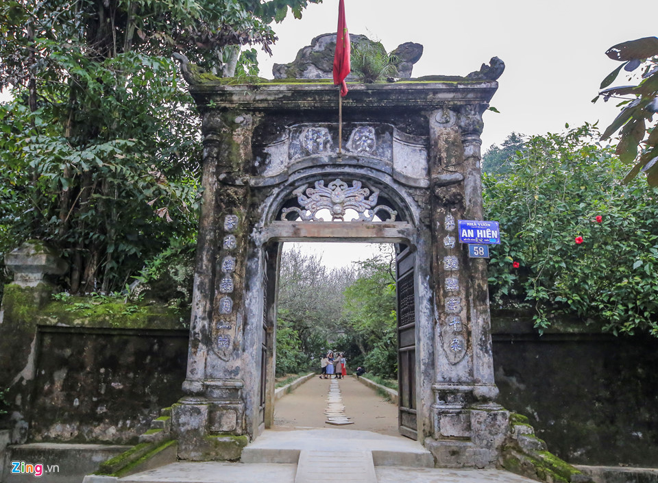 1. Nhà vườn 5.000 m2 cổ nhất xứ Huế Nhà vườn An Hiên (phường Kim Long, TP Huế) rộng gần 5.000 m2 với kiểu kiến trúc nhà rường cổ, độc đáo kết hợp vườn cây ăn quả bốn mùa. Ảnh: Zing. 1. Nhà vườn 5.000 m2 cổ nhất xứ Huế Nhà vườn An Hiên (phường Kim Long, TP Huế) rộng gần 5.000 m2 với kiểu kiến trúc nhà rường cổ, độc đáo kết hợp vườn cây ăn quả bốn mùa. Ảnh: Zing.