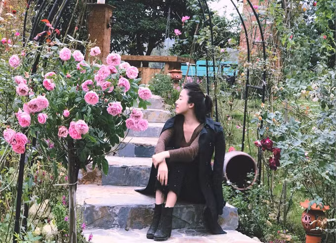  3. Ngôi nhà hoa hồng của biên tập viên truyền hình ở Hà Nội Ngôi nhà hoa hồng bên hồ có kiến trúc hiện đại, nằm cách Hà Nội 40 phút lái xe, là chốn yêu thích của biên tập viên VTV Thùy Dương mỗi dịp cuối tuần hay những khi rảnh rỗi. Ảnh: NVCC/ngoisao.net.