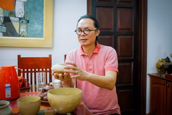 Là một trong những nghệ sĩ thuộc thế hệ hoàng kim của sân khấu và điện ảnh Việt Nam, NSƯT Trần Lực được biết đến qua nhiều vai diễn trong các bộ phim kinh điển Mẹ chồng tôi, Hoa ban đỏ, Người yêu đi lấy chồng, Nguyễn Ái Quốc ở Hong Kong... Trong suốt những năm tháng làm phim anh đã có cơ hội đi khắp đất nước và bén duyên với thú chơi sưu tầm đồ cổ sau mỗi chuyến đi.