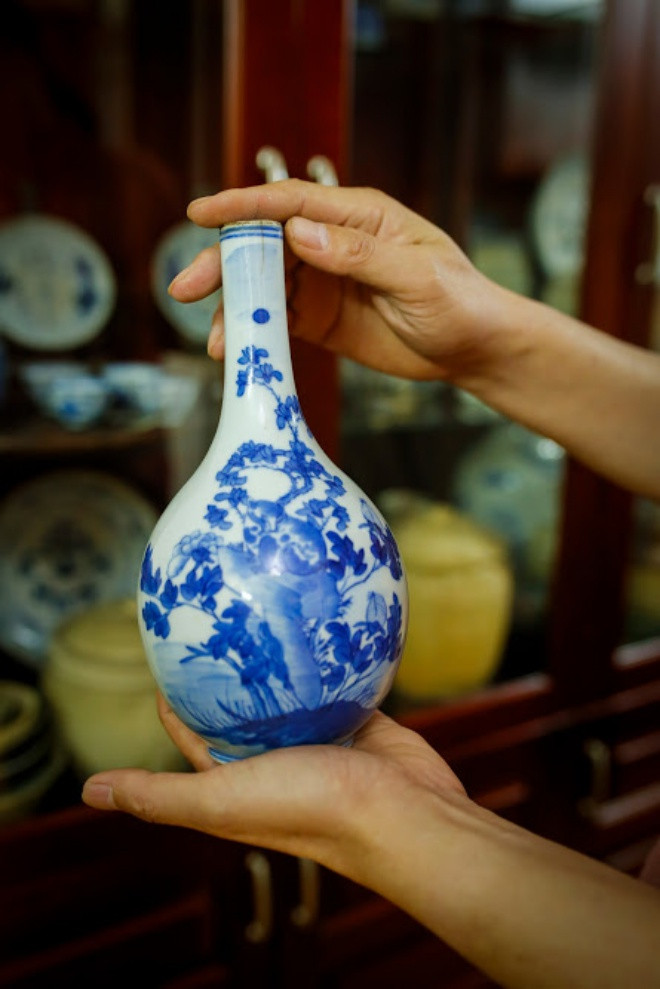 Như chiếc bình rượu men xanh này được làm theo tích linh miêu ngắm trăng. Như chiếc bình rượu men xanh này được làm theo tích linh miêu ngắm trăng.