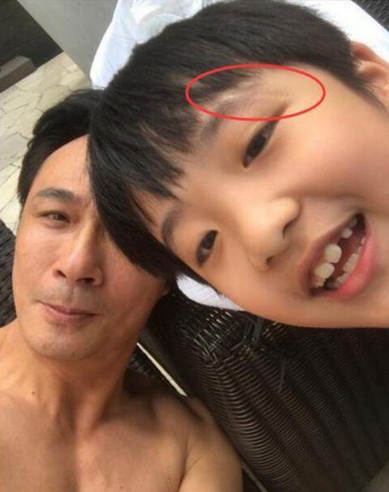 Năm 1998, Ngô Trấn Vũ phải lòng Vương Lệ Bình ngay từ ánh mắt đầu tiên. Cặp đôi kết hôn vào năm 2002 và sinh cậu nhóc Feynman vào năm 2008 khi Ngô Trấn Vũ 47 tuổi. Hai cha con cũng nhận được nhiều sự yêu mến thông qua chương trình "Bố ơi mình đi đâu thế"