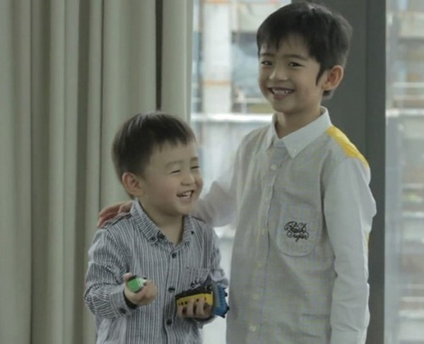 Hai con trai của Tạ Đình Phong càng lớn càng điển trai và ngoan ngoãn dù thiếu tình thương của bố.