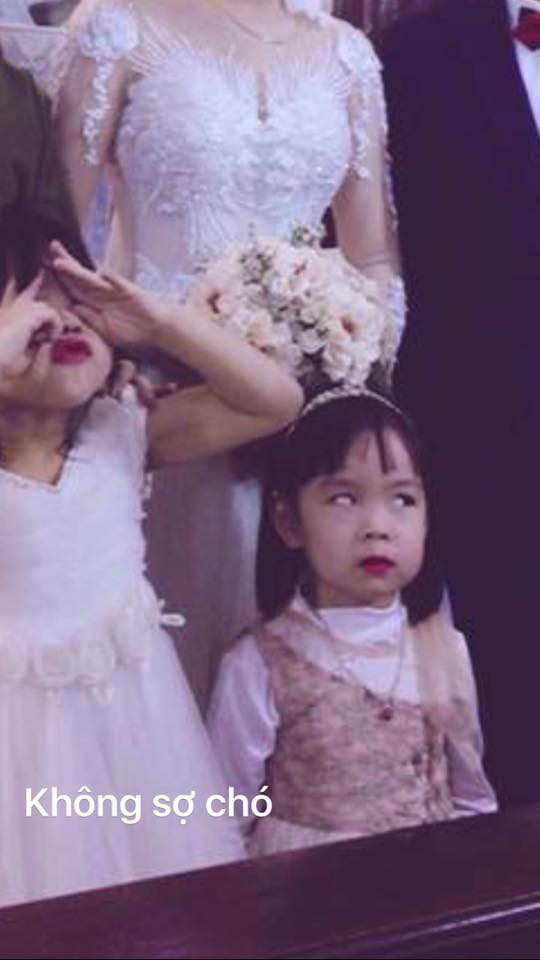 Dù là biểu cảm khó chịu nhưng cô bé vẫn khiến người xem bật cười thích thú.