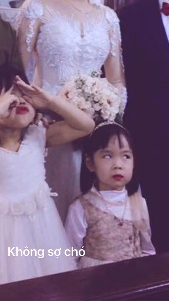 Dù là biểu cảm khó chịu nhưng cô bé vẫn khiến người xem bật cười thích thú.