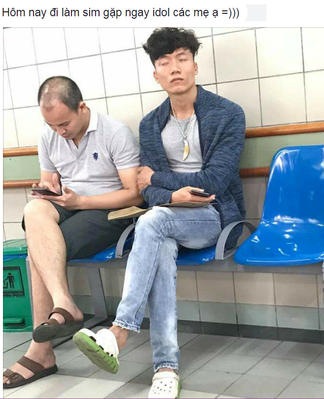 Chàng trai với mái tóc xoăn và khuôn mặt hao hao giống thủ môn quốc dân Bùi Tiến Dũng. Cả lúc ngủ cũng khiến người ta chú ý thế này đây.