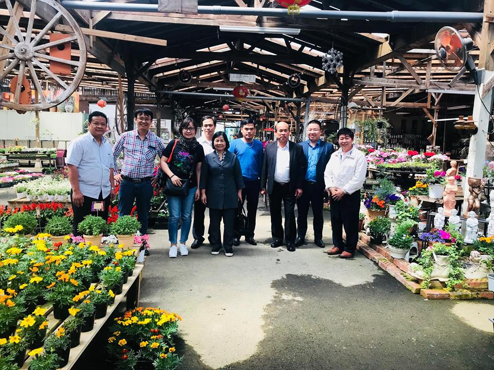 Doanh nhân Ngô Hùng Lâm (áo khoác trắng ngoài cùng bên phải) dí dỏm: "Với hoa hồng cũng vậy, tôi cũng gọi tên chúng riết và đôi lần không khỏi bị vợ ...ghen vì tưởng gọi nhầm tên của mỹ nhân nào".