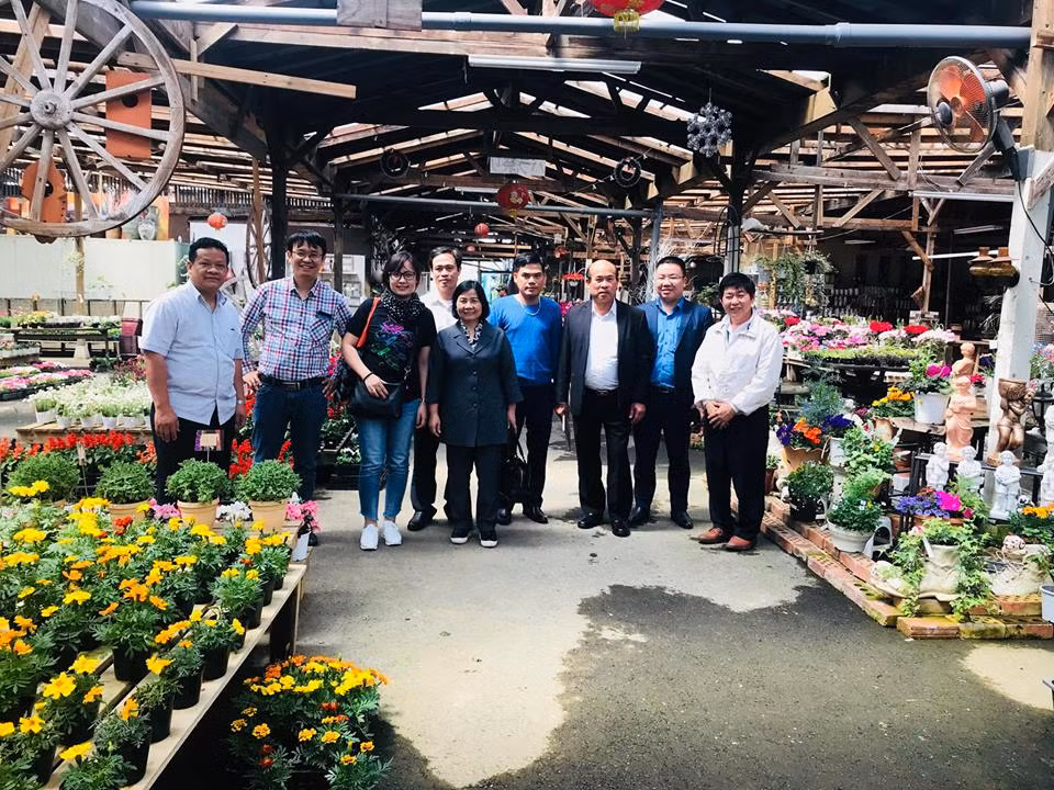 Doanh nhân Ngô Hùng Lâm (áo khoác trắng ngoài cùng bên phải) dí dỏm: "Với hoa hồng cũng vậy, tôi cũng gọi tên chúng riết và đôi lần không khỏi bị vợ ...ghen vì tưởng gọi nhầm tên của mỹ nhân nào".