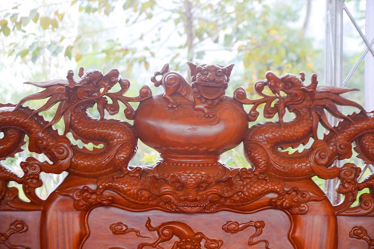 Chiếc ghế được chạm khắc hình rồng và kỳ lân hết sức cầu kỳ.