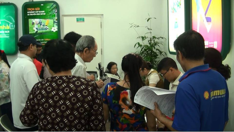Điểm giao dịch của các nhà mạng chật kín người dân tới làm thủ tục bổ sung thông tin thuê bao.