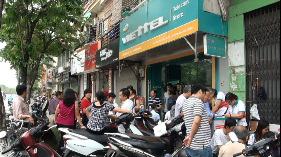 Điểm giao dịch phải kê bàn ra ngoài vỉa hè để kịp phục vụ khách hàng.