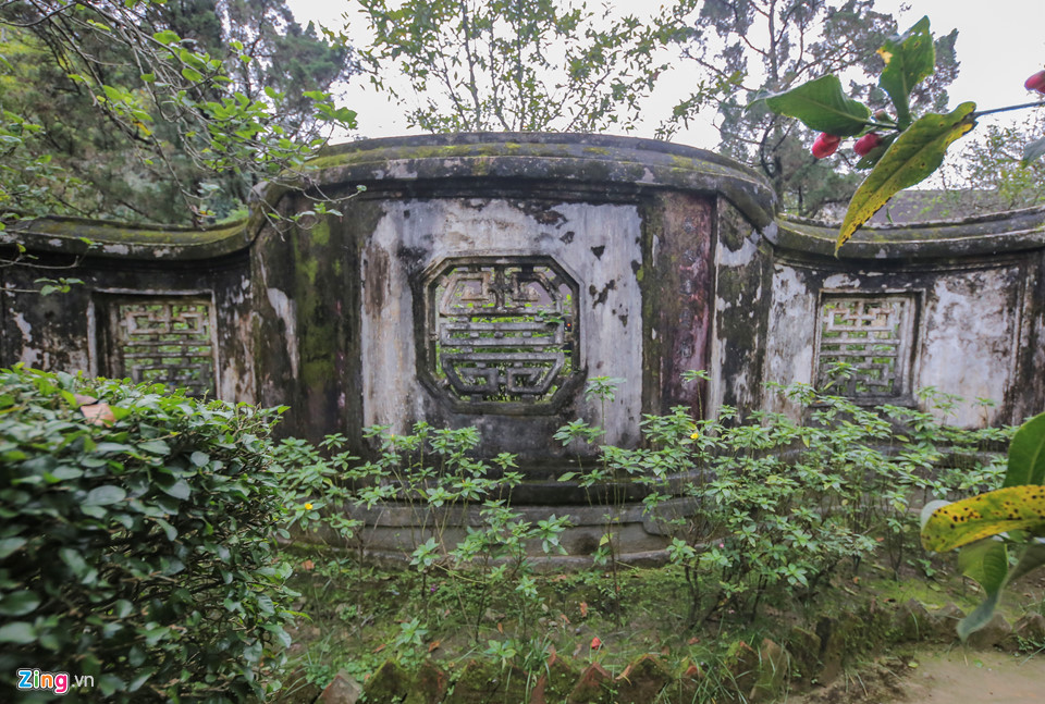 Ngôi nhà rường 3 gian 2 chái có tất cả 48 cột, cùng hệ thống vì kèo được làm bằng gỗ mít; đòn tay gỗ kiền kiền; ván ngăn trong nhà gỗ lim. Các cột được kê trên bệ đá. Ảnh: Zing.