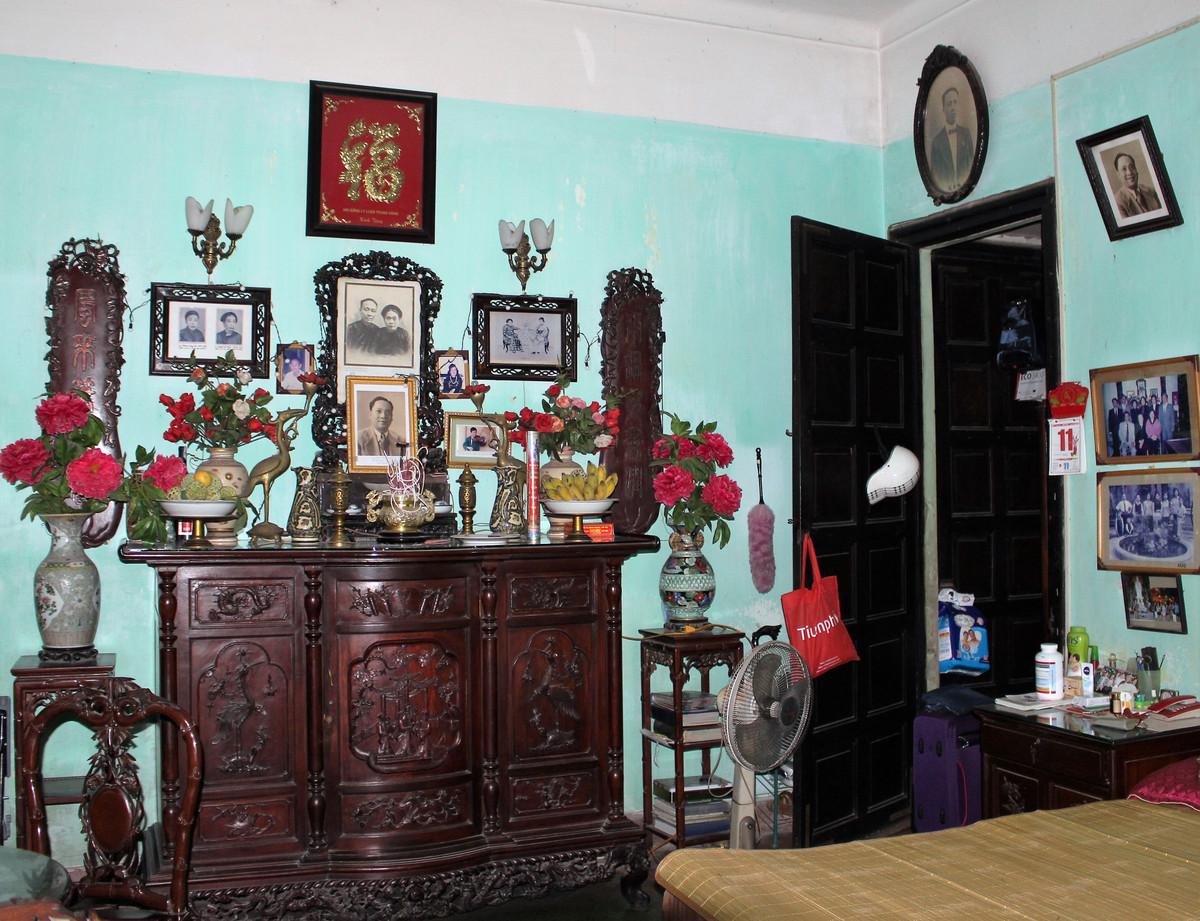 Đặc biệt ngôi nhà vườn cổ duy nhất Hà Nội này còn xuyên hai phố với cổng trước là 115 Hàng Bạc và cổng sau ở số 6 Đinh Liệt. Nhà xuyên phố là nét độc đáo của phố cổ Hà Nội. Ảnh: reatimes.vn.