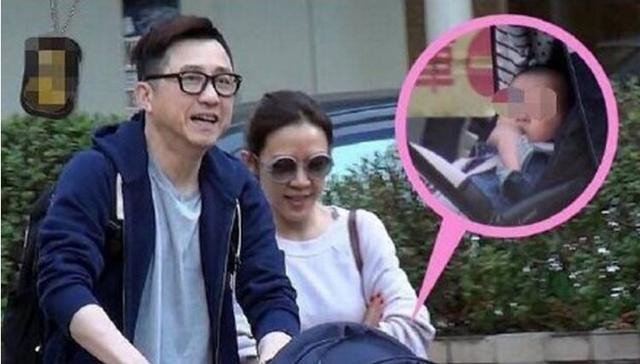 Huấn luyện viên The Voice Trung Quốc Dữu Trừng Khánh kết hôn cùng nữ MC Trương Gia Hân ở tuổi 55. Ngay sau đó anh cũng hạnh phúc thông báo vợ đã hạ sinh một tiểu công chúa kháu khỉnh. Anh còn có một người con trai cùng vợ trước