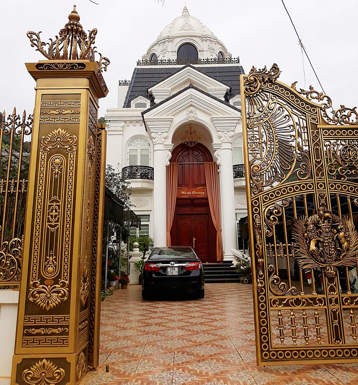 Hệ thống cổng, hàng rào thép được mạ đồng sáng loáng...