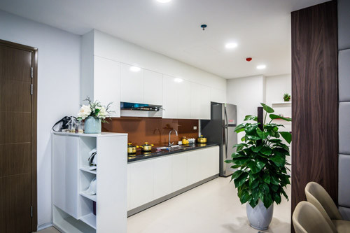 Đồng thời Sở Cảnh sát phòng cháy chữa cháy, cứu hộ cứu nạn Hà Nội khuyến cáo các tổ chức, cá nhân, hộ gia đình không vào sinh sống, kinh doanh, làm việc tại công trình. Sở cũng đề nghị Tổng công ty Điện lực Hà Nội, Công ty Cổ phần VIWACO không cung cấp điện, nước cho chung cư Golden Field. Ảnh: Vietnamnet.