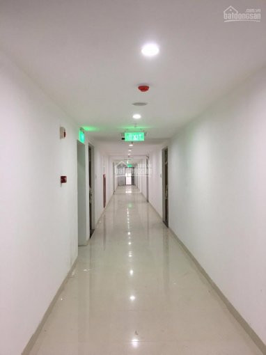 Đáng chú ý, qua kiểm tra xác suất, một số vị trí đường ống kỹ thuật của phòng điện đi xuyên qua sàn ngăn cháy giữa các tầng chưa được chèn bịt ngăn cháy. Cửa vào khoang đệm buồng thang bộ từ tầng hầm lên tầng 1 và phòng máy hạ thế tại tầng hầm chưa trang bị tay co tự đóng trên cửa ngăn cháy. Ảnh: batdongsan.com.vn.