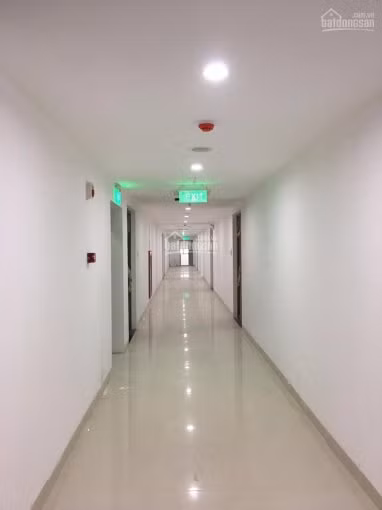 Đáng chú ý, qua kiểm tra xác suất, một số vị trí đường ống kỹ thuật của phòng điện đi xuyên qua sàn ngăn cháy giữa các tầng chưa được chèn bịt ngăn cháy. Cửa vào khoang đệm buồng thang bộ từ tầng hầm lên tầng 1 và phòng máy hạ thế tại tầng hầm chưa trang bị tay co tự đóng trên cửa ngăn cháy. Ảnh: batdongsan.com.vn.