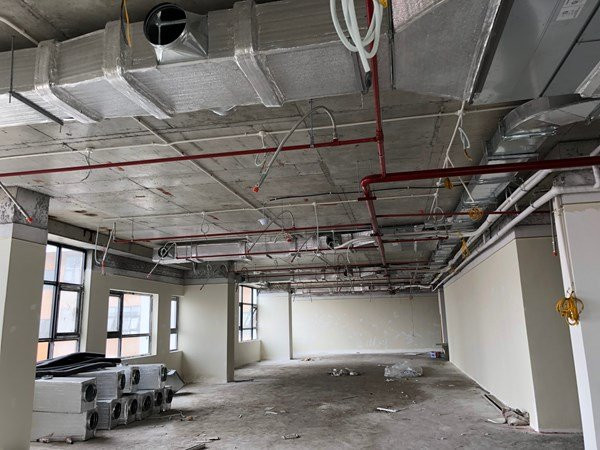 Khu vực phòng IBS chưa thi công lắp đặt hoàn thiện và phòng máy phát điện chưa đảm bảo kín khi hệ thống chữa cháy khí hoạt động và hệ thống chữa cháy này chưa hoạt động. Một số vị trí đèn chiếu sáng sự cố, chỉ dẫn thoát nạn không hoạt động. Ảnh: Vietnamnet.