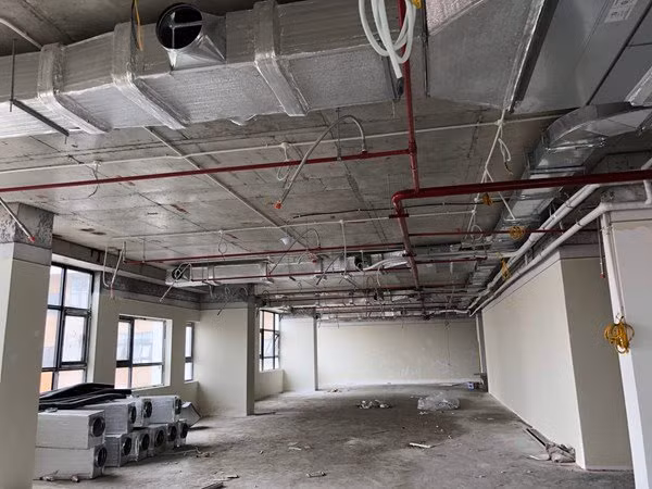 Khu vực phòng IBS chưa thi công lắp đặt hoàn thiện và phòng máy phát điện chưa đảm bảo kín khi hệ thống chữa cháy khí hoạt động và hệ thống chữa cháy này chưa hoạt động. Một số vị trí đèn chiếu sáng sự cố, chỉ dẫn thoát nạn không hoạt động. Ảnh: Vietnamnet.