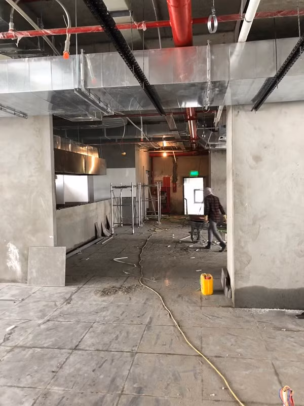 Các căn hộ thông tầng đầu báo cháy lắp đặt không đảm bảo khoảng cách tới trần; một số khu vực chưa tháo nắp chụp đầu báo. Chưa thi công đầy đủ các giải pháp an toàn cho thang bộ N3 thay thế thang bộ N1 đã được thẩm duyệt. Ảnh: DT.