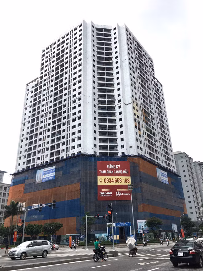 Thử nghiệm hệ thống hút khói hành lang tại tầng 8 chưa hoạt động và hút khói tầng hầm hoạt động chưa đảm bảo theo quy định. Hệ thống tăng áp buồng đệm và buồng thang bộ, tăng áp buồng đệm thang máy không đảm bảo 20-50Pa. Hệ thống màn nước ngăn cháy, đầu phun chữa cháy sprinkler tại tầng hầm hoạt động yếu không đảm bảo áp lực nước chữa cháy. Ảnh: Cafeland.