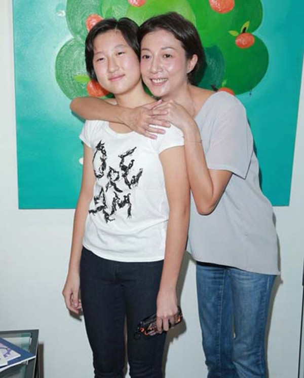 Sau đó ông bỏ rơi cô bươn chải nuôi con một mình.