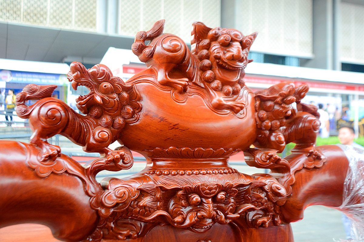 Phần đầu ghế đơn cũng được khắc hình con nghê đeo tràng hạt.