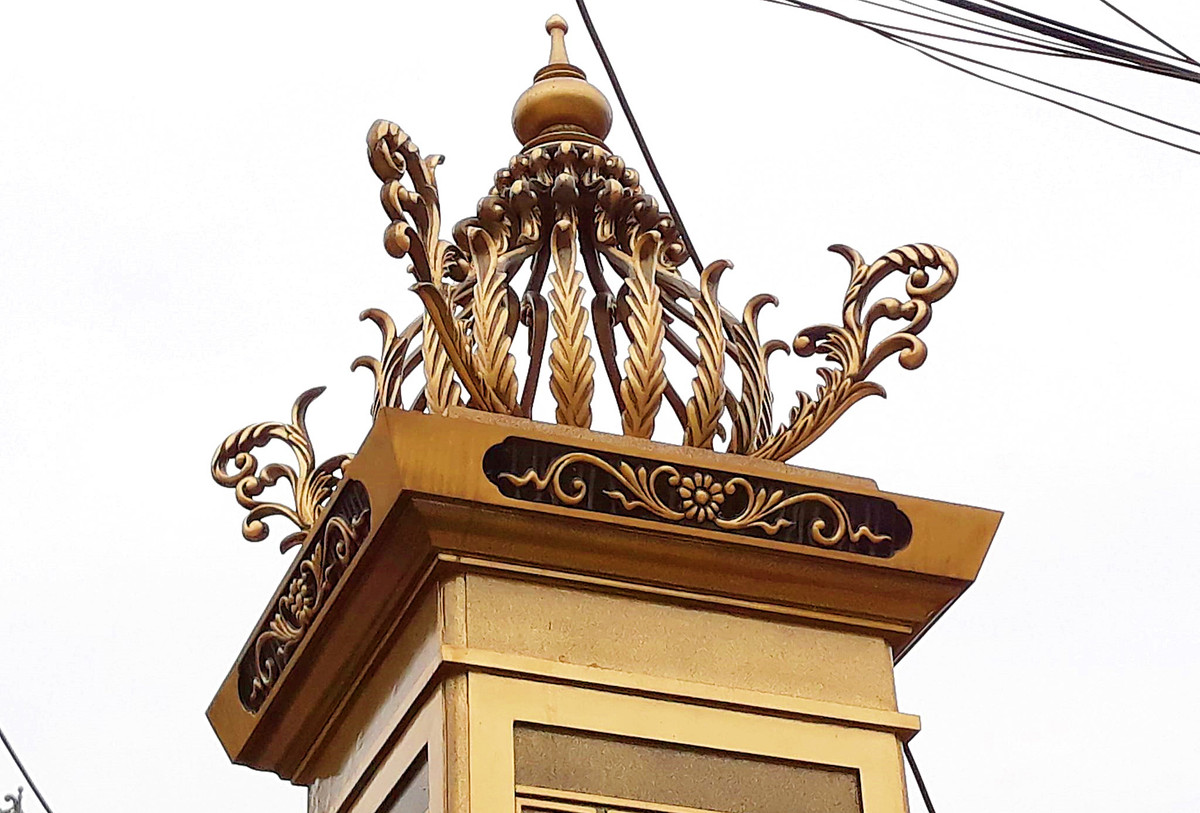 Theo một số người dân, cánh cổng bằng đồng được chạm trổ tinh vi có giá khá đắt đỏ.