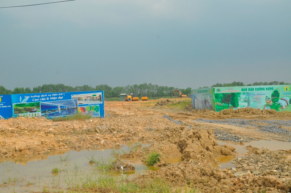 Diện tích đất này sẽ xây dựng các công trình như nhà ở liền kề, biệt thự, chung cư cao tầng, nhà ở xã hội. Ngoài ra còn có đất hành chính, giáo dục, thương mại - dịch vụ, trạm y tế; công viên cây xanh, hồ nước và đường giao thông. Ảnh: Tiền Phong.