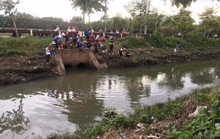 Một số người còn dùng cả rổ nhựa cột vào đầu cây để vớt cá; số khác mang lưới giăng ngang con kênh và gom khá nhiều cá bằng cách bắt này. 