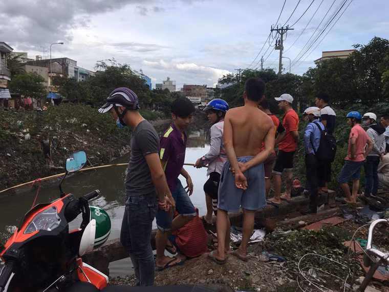 “Cá tràn ra kênh nên nhiều người đến đây bắt. Cá nổi lờ đờ trên mặt kênh và bơi khá yếu. Sáng nay, ngay chỗ khu vực cống cá cũng rất nhiều, thậm chí có người bắt cả chục kg cá các loại.”, anh Hoàng - người dân ven kênh Nước Đen, chia sẻ.