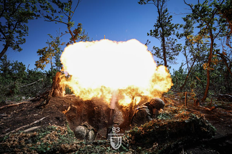 Những bước tiến của Nga ở khu vực Donbas phía đông lúc đầu còn chậm chạp, bắt đầu tăng tốc vào tháng 8 đến nay. Ukraine do thiếu quân lính đã phải chuyển quân giữa các điểm nóng trên mặt trận để giữ vững phòng tuyến. Những dấu hiệu ban đầu của sự tan rã đang dần xuất hiện trong một đội quân. Ảnh: Bộ Quốc phòng Ukraine.