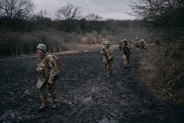 Ông Trump đã chỉ trích việc tiếp tục viện trợ của Mỹ cho Ukraine và hứa rằng ông có thể chấm dứt chiến tranh trong một ngày - mà không nói bằng cách nào. Không rõ sáng kiến nào của ông Trump sẽ phù hợp với các cuộc đàm phán đó như thế nào, các nhà ngoại giao cho biết trong các cuộc phỏng vấn tại Kiev trước cuộc bầu cử. Ảnh: Washington Post.