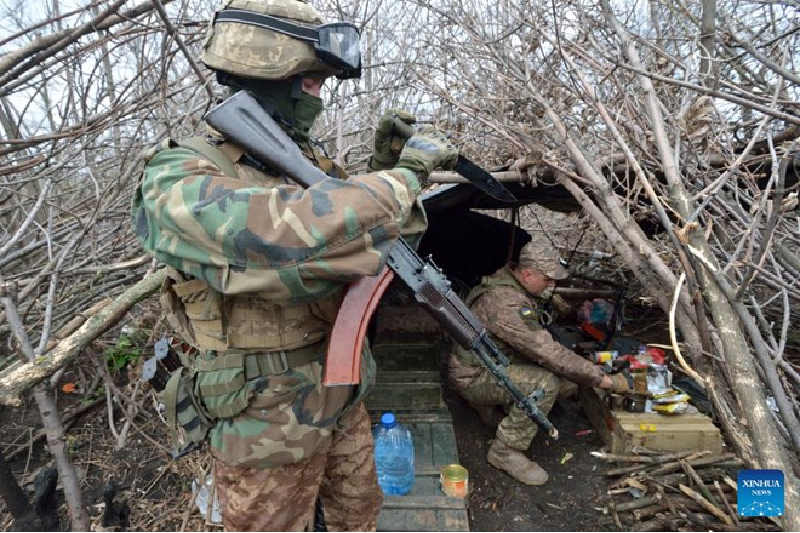 Trên chiến trường, những người lính Ukraine cũng rất quan tâm đến tin tức bầu cử Tổng thống Mỹ trong bối cảnh tình hình cuộc xung đột đã trở nên đáng lo ngại hơn đối với Ukraine trong những ngày gần đây. Ảnh: Xinhua.