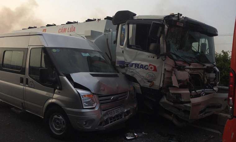 Ghi nhận ban đầu tại hiện trường, vụ tai nạn liên hoàn giữa 2 xe khách 16 chỗ, một xe bồn và một xe khách 48 chỗ khiến 4 người bị thương và đã được chuyển vào bệnh viện Long Thành cấp cứu. 