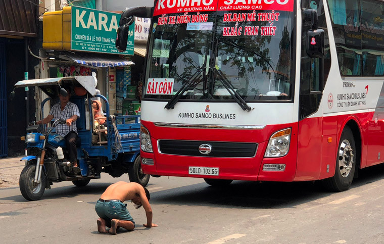 Rồi quỳ xuống lạy...